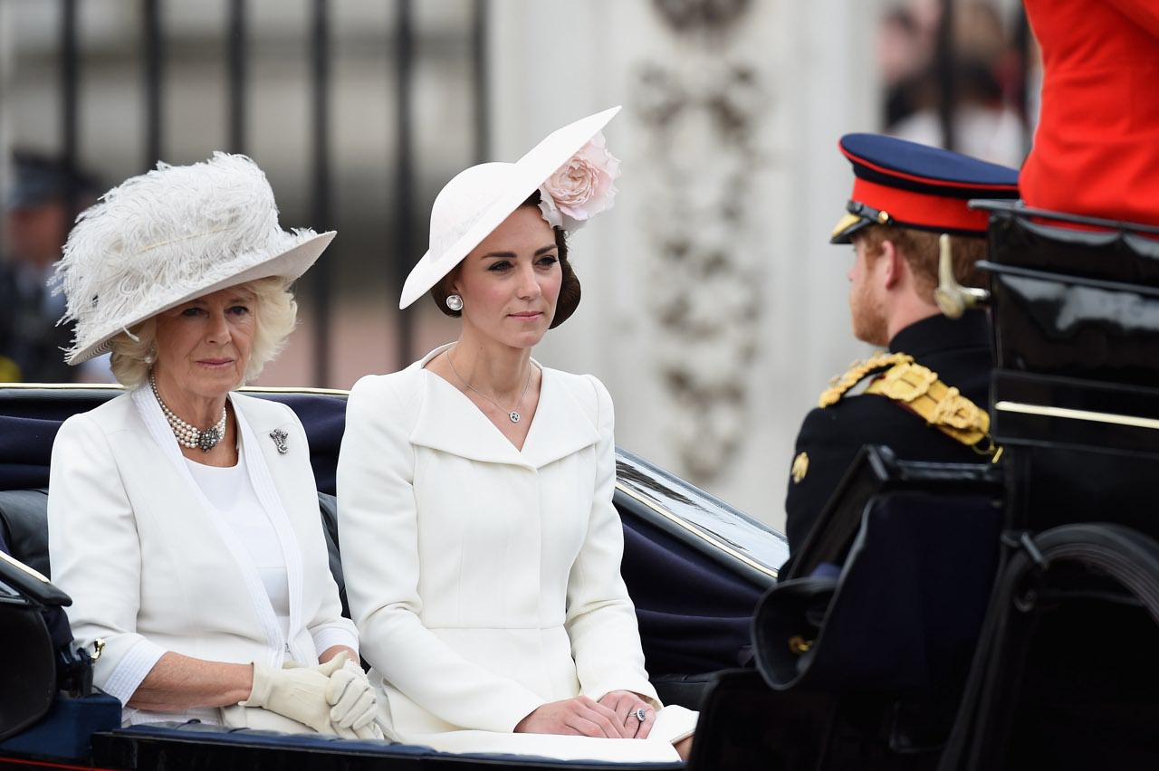 Kate in bianco ricicla ancora per la visita in Belgio, cappotto e